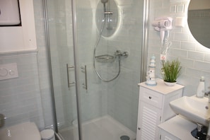 Douche, sèche-cheveux, serviettes fournies, savon