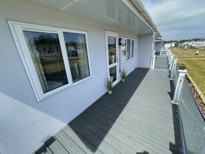 Terrace/patio - Cosy 2 Bedroom Lodge with onsite Pool (Oulton Broad, Lowestoft)