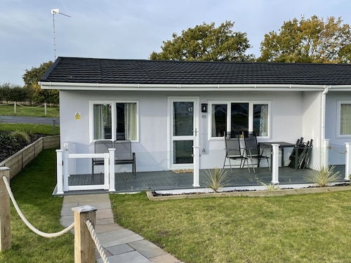 Cosy 2 Bedroom Lodge with onsite Pool