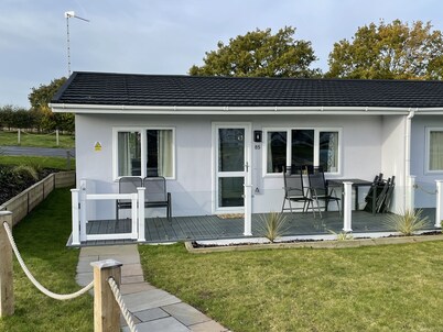 Cosy 2 Bedroom Lodge with onsite Pool