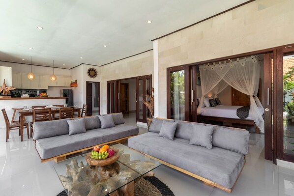 TV, DVD player - just walking distance to petitenget beach (Bali)