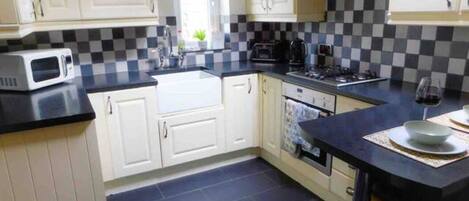 Køleskab, mikrobølgeovn, ovn, kogeplade