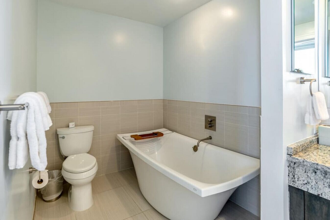 Een badkamer met toilet, bad en wastafel.