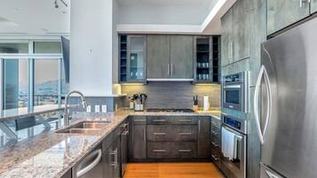 KylskÄp, mikrovÄgsugn, ugn och spishÀll