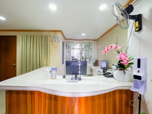 ฝ่ายต้อนรับ