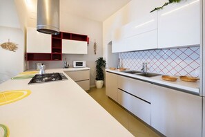 Kühlschrank, Ofen, Kochgeschirr/Geschirr/Besteck