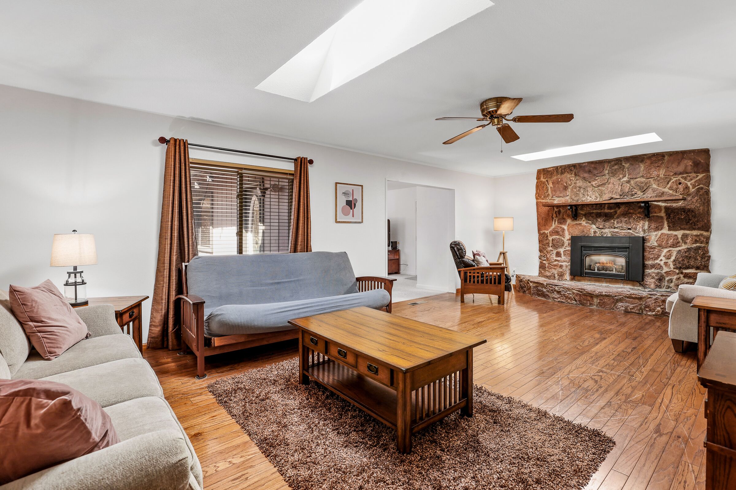 Een televisie en een open haard