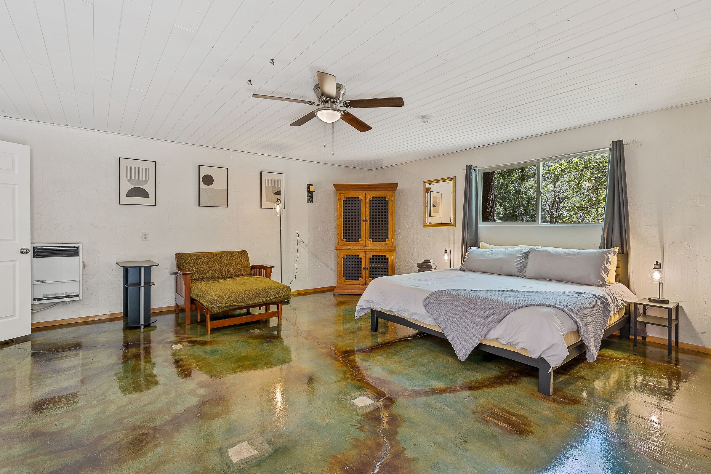 4 makuuhuonetta, silitysrauta/-lauta, vauvan matkasänky, Wi-Fi