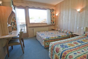 Triple Room | Premium bedding, desk, laptop workspace, blackout drapes - Hotel Etoile Des Neiges (Métabief)
