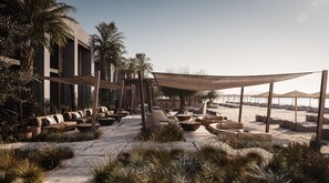 En la playa, camas de playa gratis, sillas reclinables de playa