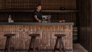 A bar area with a wooden counter and stools. - Casa Cook Samos (Samos)