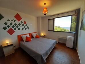 7 bedrooms, iron/ironing board, travel crib, free WiFi - Group offer T3**** + 5 rooms--> 15 people / private interior and garden (Speloncato)