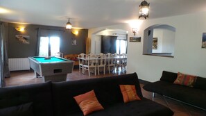 Game room - Group offer T3**** + 5 rooms--> 15 people / private interior and garden (Speloncato)