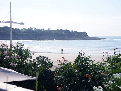 VILLA FOR 6 PEOPLE RIGHT ON THE WATER, ST PALAIS SUR MER NAUZAN BEACH