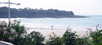 VILLA FOR 6 PEOPLE RIGHT ON THE WATER, ST PALAIS SUR MER NAUZAN BEACH
