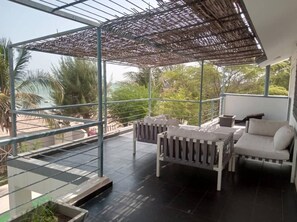 Terrace/patio - Villa with terrace on first floor and terrace on ground floor overlooking beach (Ngaparou)