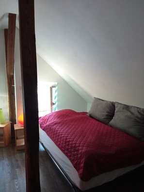 1 室のベッドルーム、デスク、WiFi (無料)、ベッドシーツ