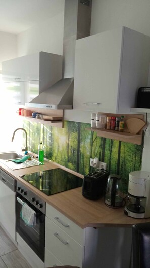 Jääkaappi, mikroaaltouuni, uuni, liesi