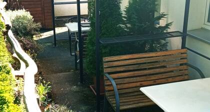 Guesthouse Rand Berlin - Nussbaum 3 adults or2 adults+2 children up to 12 years.