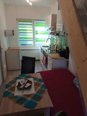 1 bedroom, desk, free WiFi, bed sheets - Guesthouse Rand Berlin - Nussbaum for 3 adults or 2 adults + 2 children up to 12 years. (Rüdersdorf)