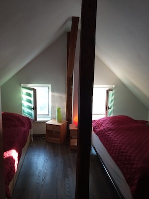 1 bedroom, desk, free WiFi, bed sheets - Guesthouse Rand Berlin - Nussbaum for 3 adults or 2 adults + 2 children up to 12 years. (Rüdersdorf)