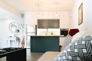 Appartement Deluxe | Coin séjour | Télévision LCD de 42 pouces avec chaînes numériques, télévision