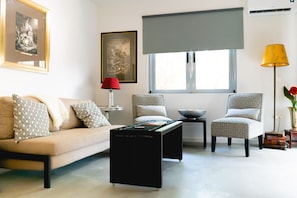 Appartement Deluxe | Coin séjour | Télévision LCD de 42 pouces avec chaînes numériques, télévision