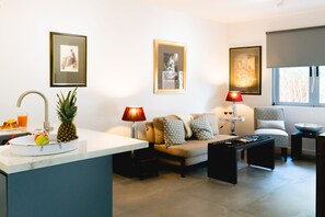 Appartement Deluxe | Coin séjour | Télévision LCD de 42 pouces avec chaînes numériques, télévision