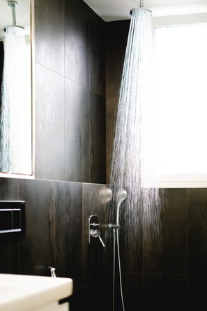 Deluxe Apartment | Bathroom | Shower, rainfall showerhead, free toiletries, hair dryer