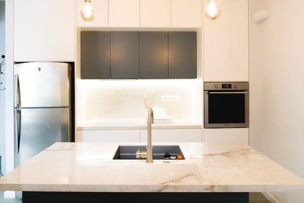 Appartement Deluxe | Cuisine privée | Four, plaque de cuisson, lave-vaisselle, grille-pain