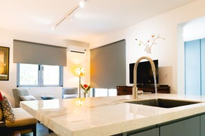 Appartement Deluxe | Coin séjour | Télévision LCD de 42 pouces avec chaînes numériques, télévision