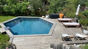 Een buitenzwembad en een verwarmd zwembad