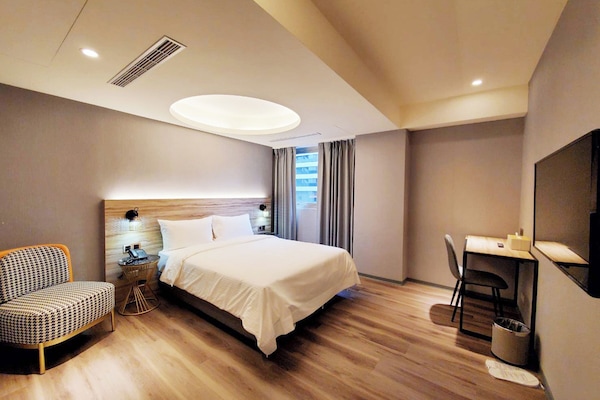 客房內保險箱、書桌、筆電工作空間、遮光布/窗簾