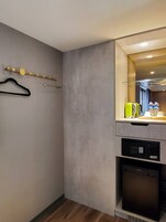 Caja de seguridad en la habitación y escritorio 