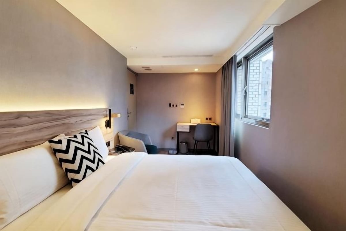 In-room safe, desk, laptop workspace, blackout drapes