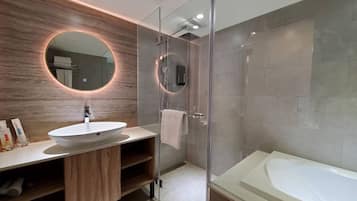 Een haardroger, pantoffels, een bidet, shampoo
