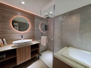 Asciugacapelli, pantofole, bidet, shampoo