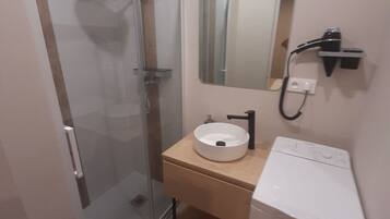 Douche, sĂšche-cheveux, serviettes fournies, savon
