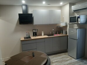 Réfrigérateur, micro-ondes, four, plaque de cuisson