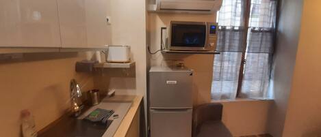 Kylskåp, mikrovågsugn, ugn och spishäll