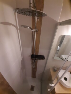 Dusch, hårtork, handdukar och tvål