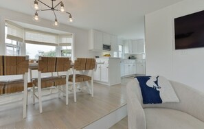 Smart TV - Beautiful private 4Bd/3Ba Home,  Central A/C,  Heated Pool, 1 mi from TN Beach! (Nantucket)