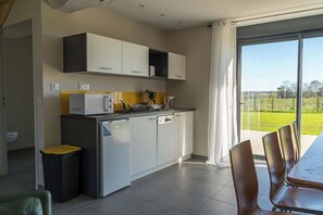 Réfrigérateur, micro-ondes, plaque de cuisson, lave-vaisselle