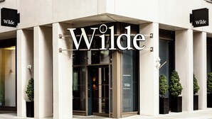 Un edificio con el nombre 'Wilde' exhibido en grande sobre la entrada.