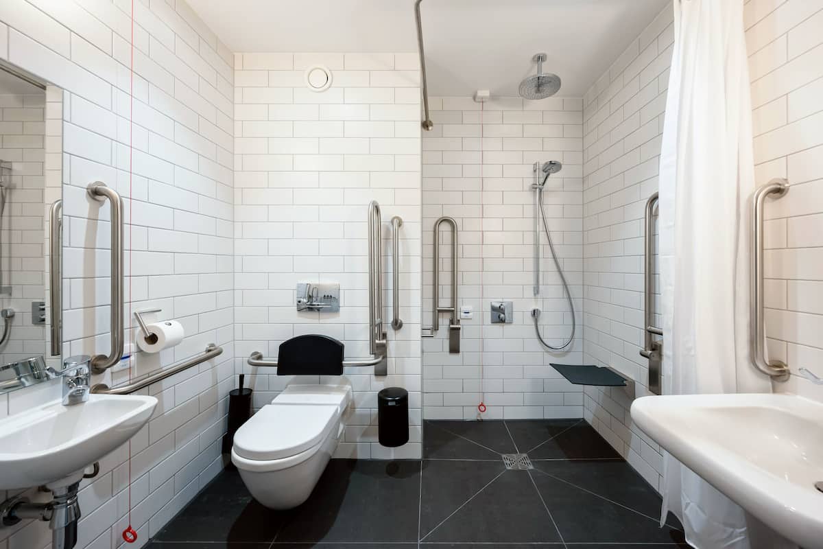 wilde accessible studio | bathroom | shower, free toiletries, hair dryer, towels