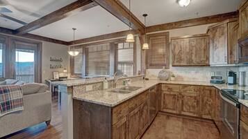 Kylskåp, mikrovågsugn, ugn och diskmaskin