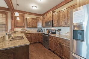 Kylskåp, mikrovågsugn, ugn och diskmaskin