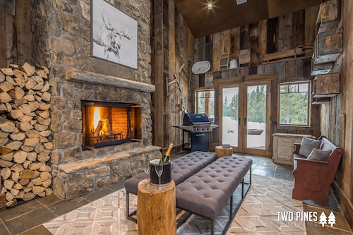Grand Estate! Ski-in/out, Hot Tub, 4 Fireplaces, Boot Dryer, Grill, 10m to Resor