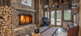 Grand Estate! Ski-in/out, Hot Tub, 4 Fireplaces, Boot Dryer, Grill, 10m to Resor