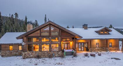 Grand Estate! Ski-in/out, Hot Tub, 4 Fireplaces, Boot Dryer, Grill, 10m to Resor